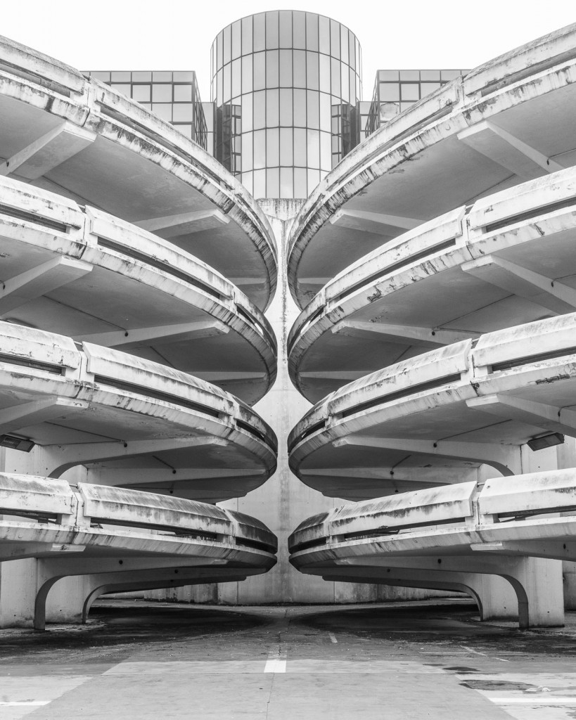 parking, photographie fine art de rampes d'accès en Double hélice en béton à Noisy le grand