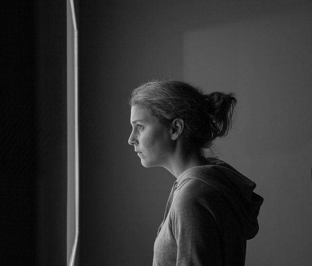 Portrait d'une jeune femme dans un musée de Grenoble lors d'une traversée