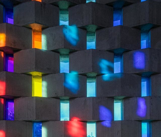 l'architecture des vitraux de l'église Saint-Dominique à Nîmes