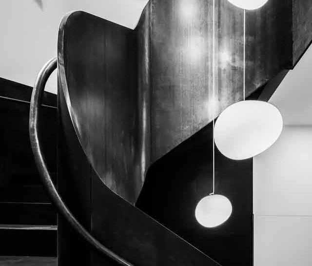 L'escalier en acier noir de la mairie de Paradou. realisé par la métallerie Molinelli, artisan d'art.