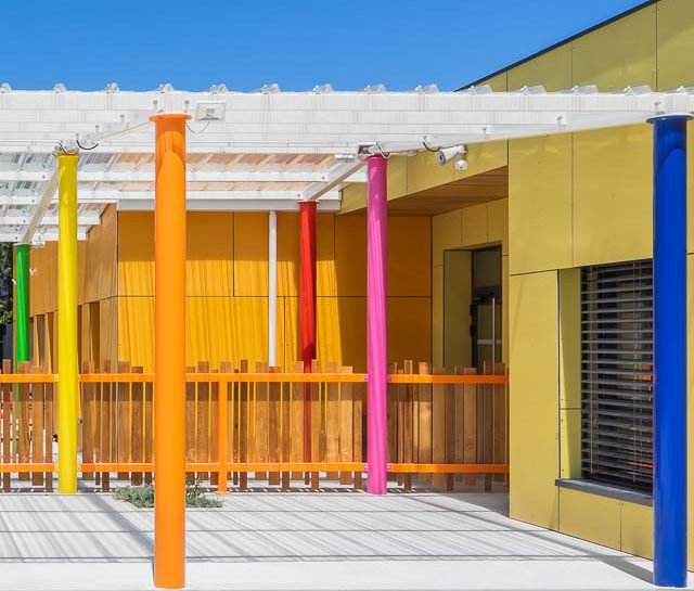 La cour de l'école Leona Tribes de Saint Nazaire dans le Gard, réalisée par Meej Architecture et Arc-et-Types architectes