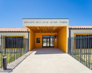 L'entrée de l'école Leona Tribes