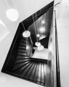 L'escalier en acier noir de la mairie de Paradou. realisé par la métallerie Molinelli, artisan d'art.