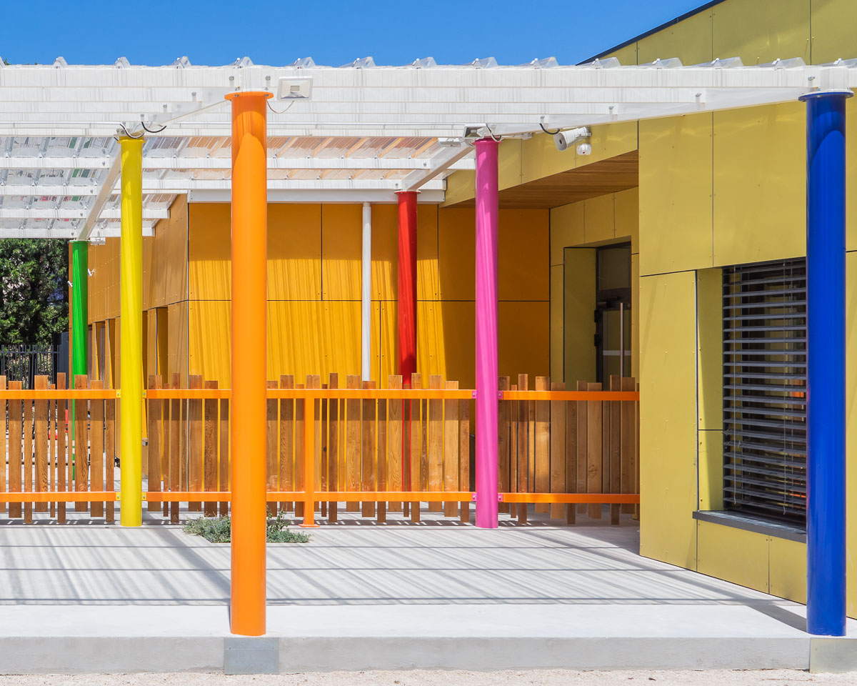 La cour de l'école Leona Tribes de Saint Nazaire dans le Gard, réalisée par Meej Architecture et Arc-et-Types architectes