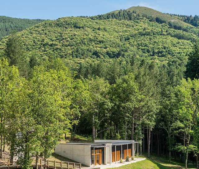 La bastide de jaujac nichée dans la forêt au cœur des collines de l'Ardèche