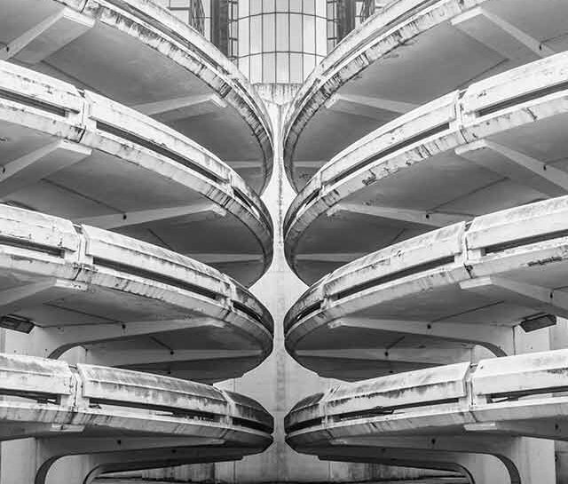 parking, photographie fine art de rampes d'accès en béton d'un parking