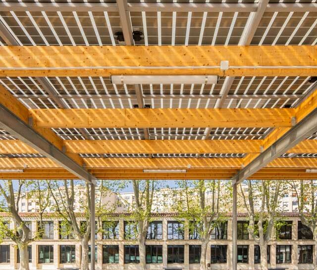 l'ecole louis gros vie depuis son préau recouvert de cellules solaires