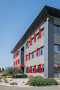 façade de bureaux gris et rouge