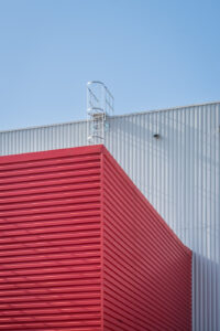 façade rouge et grise d'une plateforme logistique