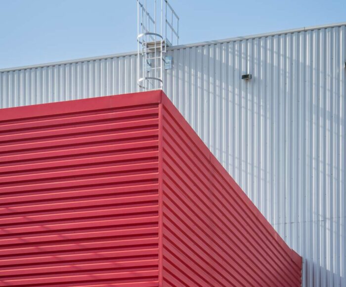 Façade plateforme logistique grise et rouge