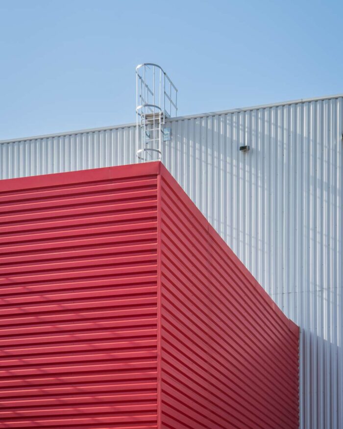 Façade plateforme logistique grise et rouge
