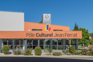 Façade de la cafétéria du pôle culturel Jean Ferrat à Sauveterre