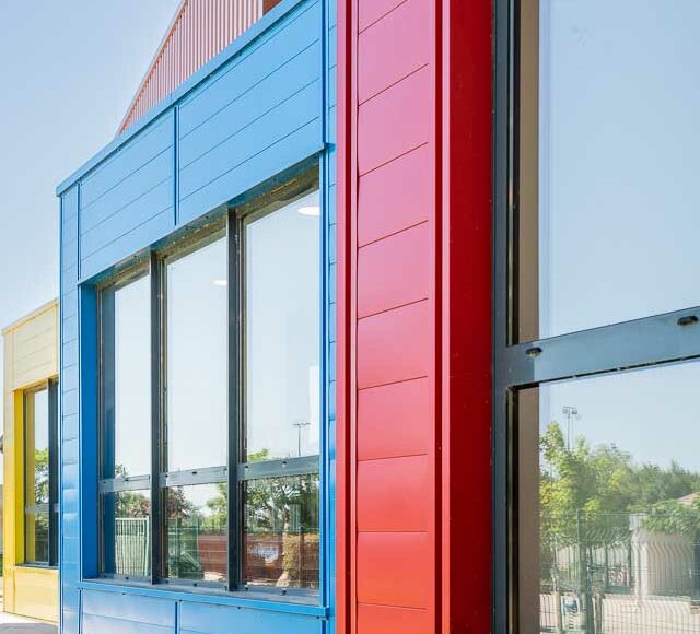 Façade colorée de la médiathèque du Pôle Culturel jean Ferrat de Sauveterre