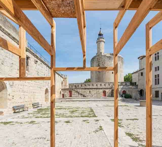 une tour vue de l'intérieur d'une structure ajourée en bois