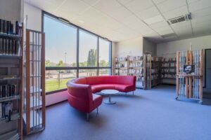 photographie d'architecture d'une bibliothèque d'un centre culturel