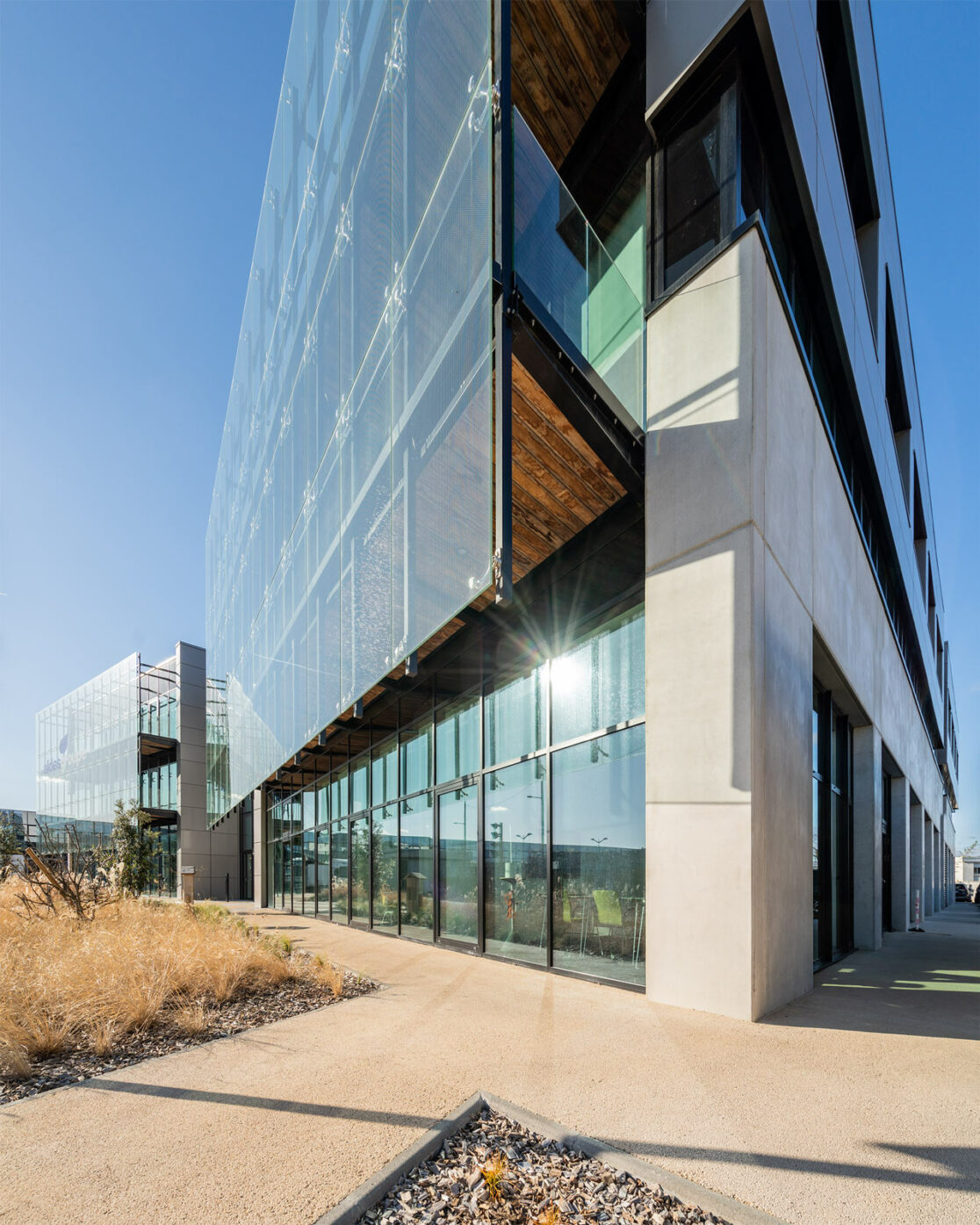 photographie couleur d'architecture. Le coin d'une façade d'un immeuble de verre et béton