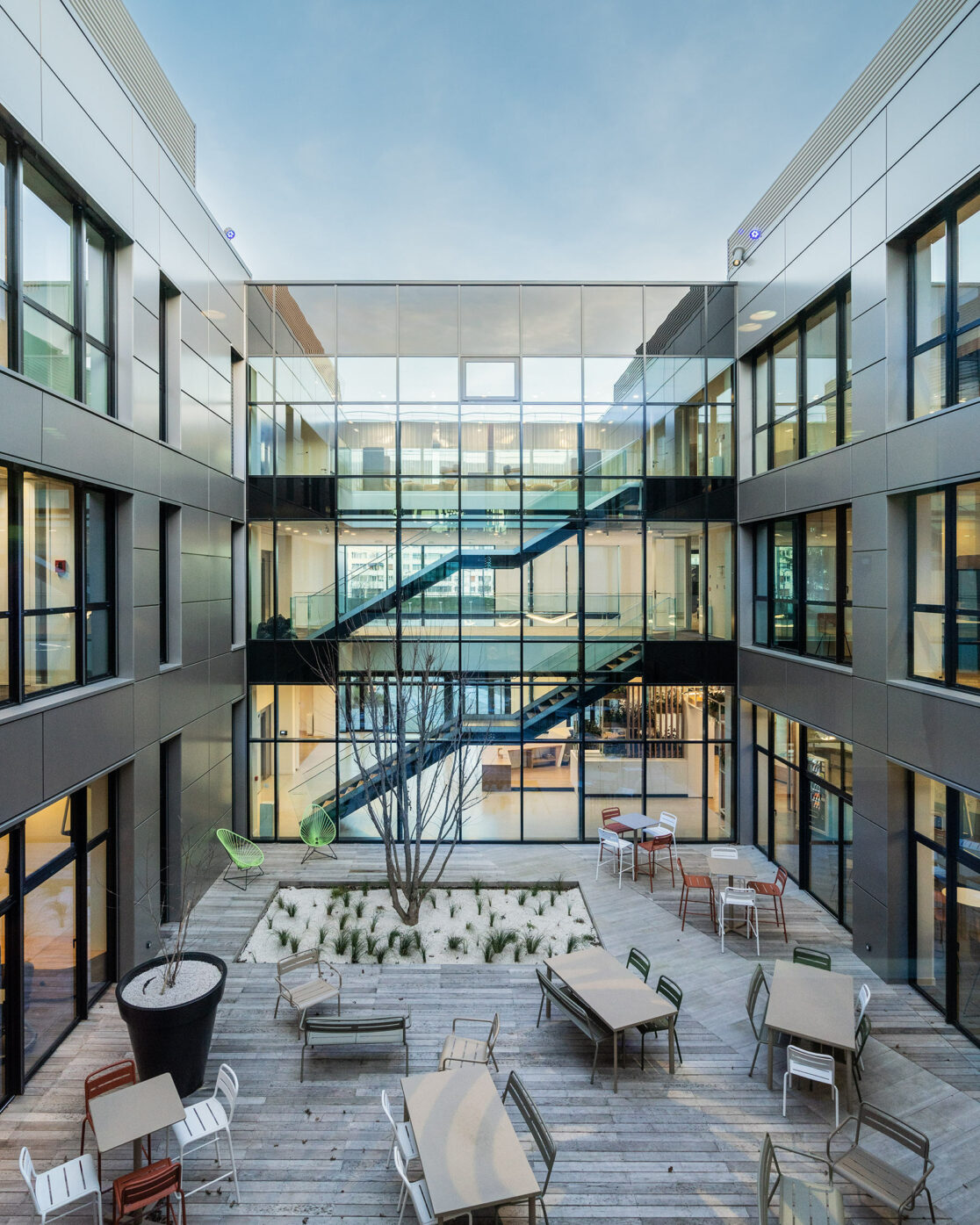 Atrium lumineux et transparent des bureaux d'une grande entreprise