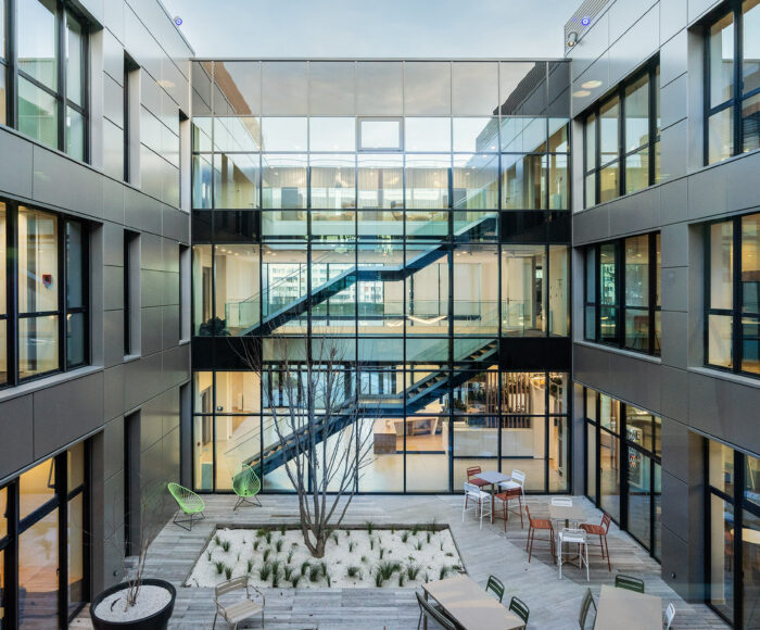 Atrium lumineux et transparent des bureaux d'une grande entreprise