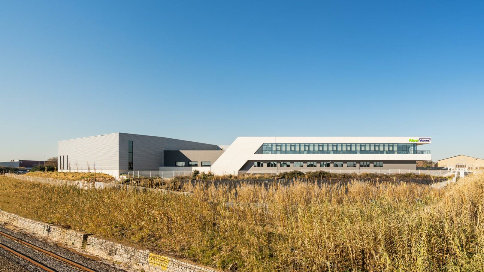 un bâtiment industriel et ses bureaux attenants