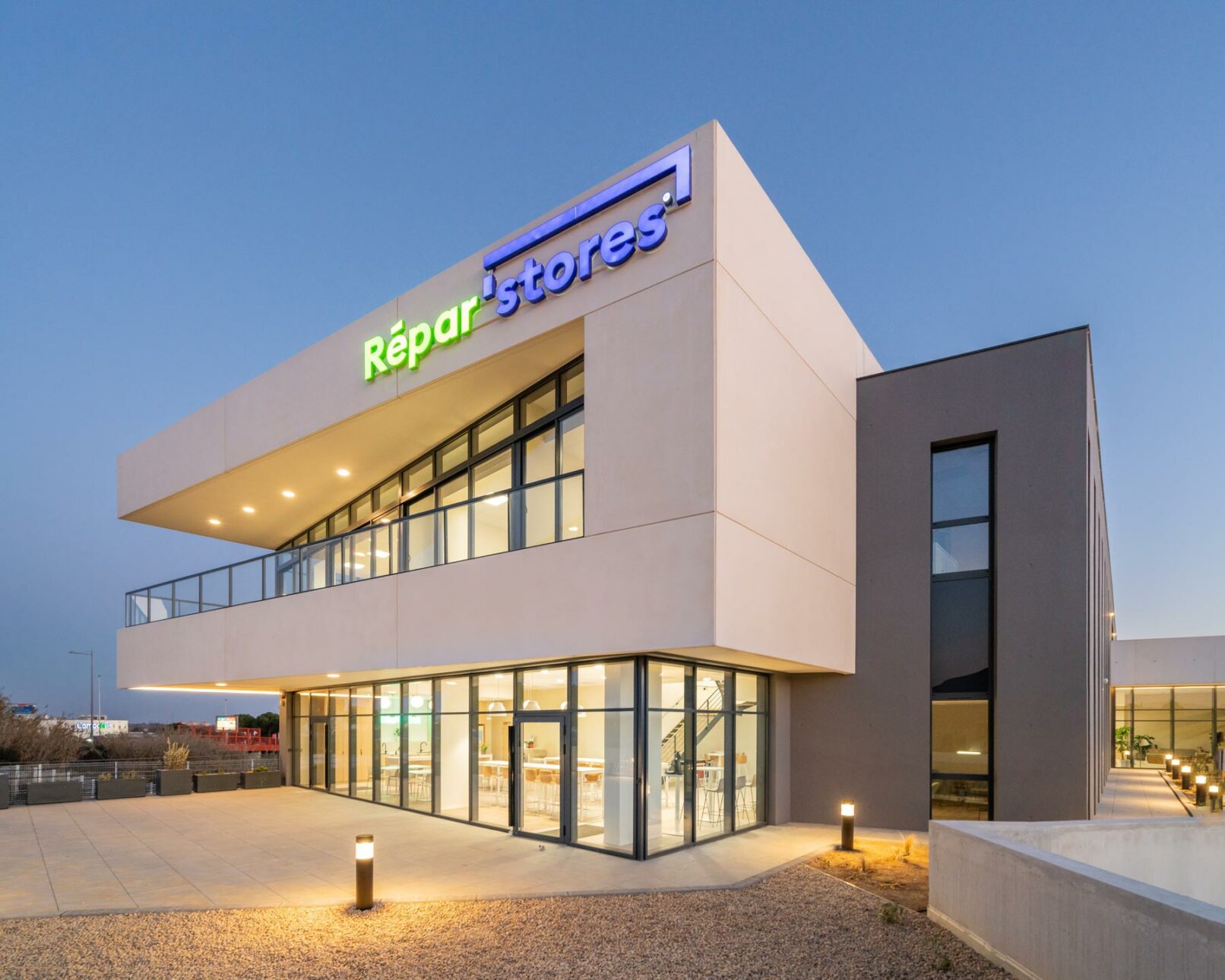 vue d'extérieurs d' une façade de bureaux au crépuscule