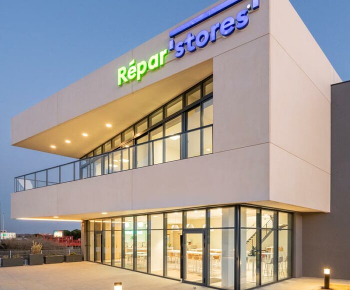 vue d'extérieurs d' une façade de bureaux au crépuscule