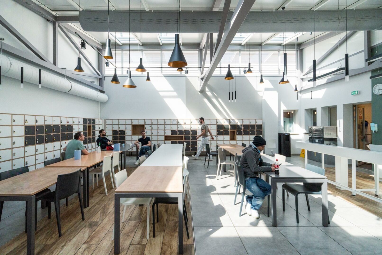 une salle de restauration dans une usine