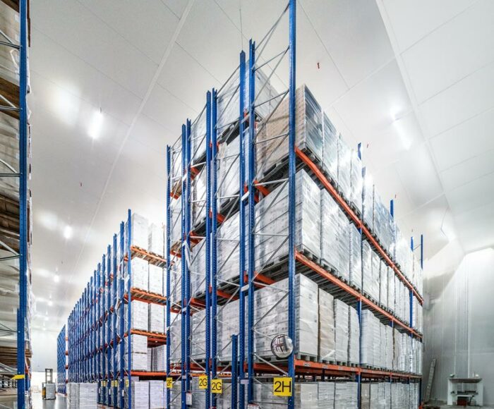 vue de l'intérieur d'une chambre froide géante