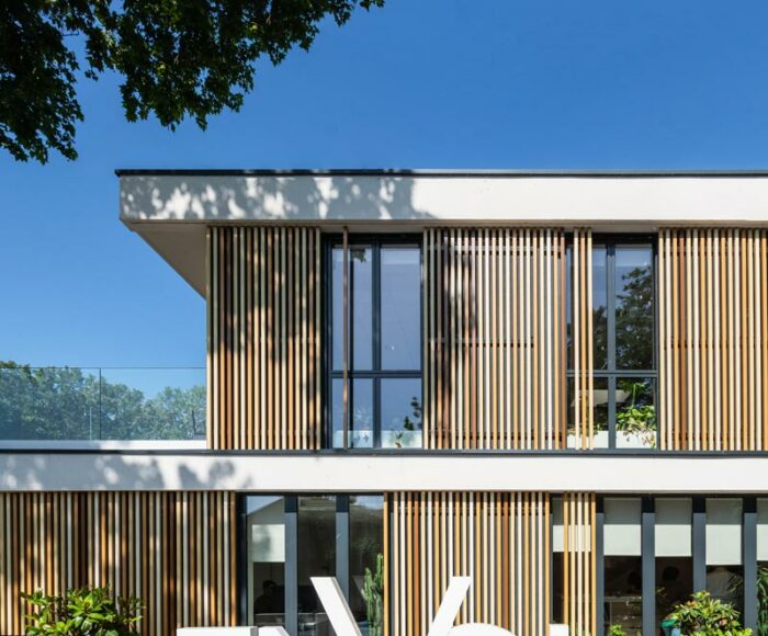 Image d'un détail de la façade du siège social de la société Envol à Montpellier, France. Le bâtiment est en verre et béton. Il est composé de plusieurs étages. Le logo de la société Envol est visible sur la façade. L'image a été prise par Ludovic Maillard, photographe d'architecture.