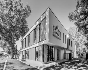 Image du siège social de la société Envol à Montpellier, France. Le bâtiment est un grand bâtiment moderne et lumineux. Il est situé au bord du Lez et est conçu par ARCHIGROUP Architectes.