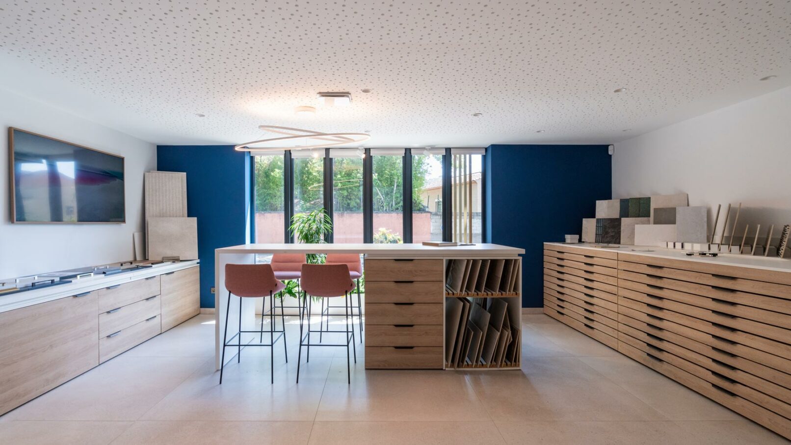 Image du showroom du siège social de la société Envol à Montpellier, France. Le showroom est spacieux et lumineux. Il est décoré de plantes et d'œuvres d'art. Il présente les produits et services de la société.