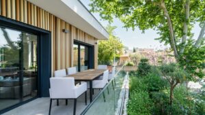 Image de la terrasse du siège social de la société Envol à Montpellier, France. La terrasse est spacieuse et agrémentée de verdure. Elle offre une vue imprenable sur la ville.