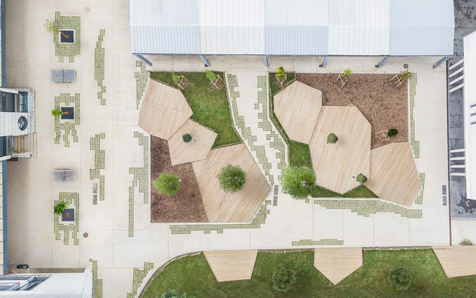 photographie au drone d'une cour de collège