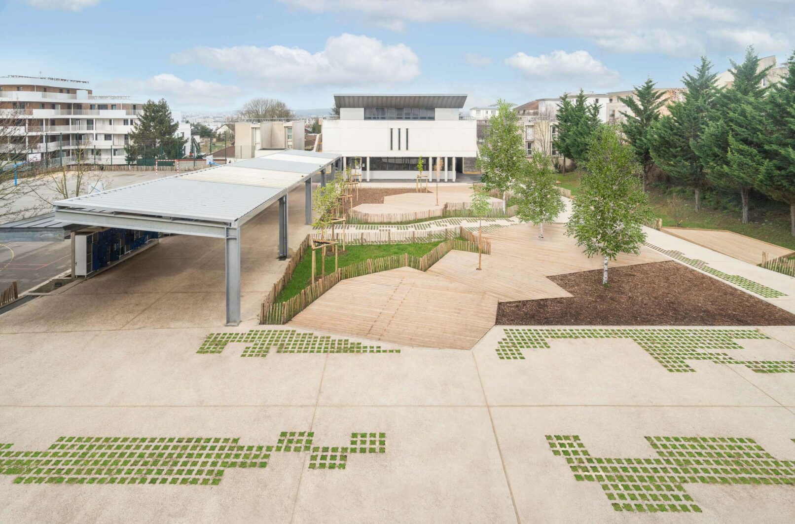 Cour végétalisée d'un collège, vue de drone