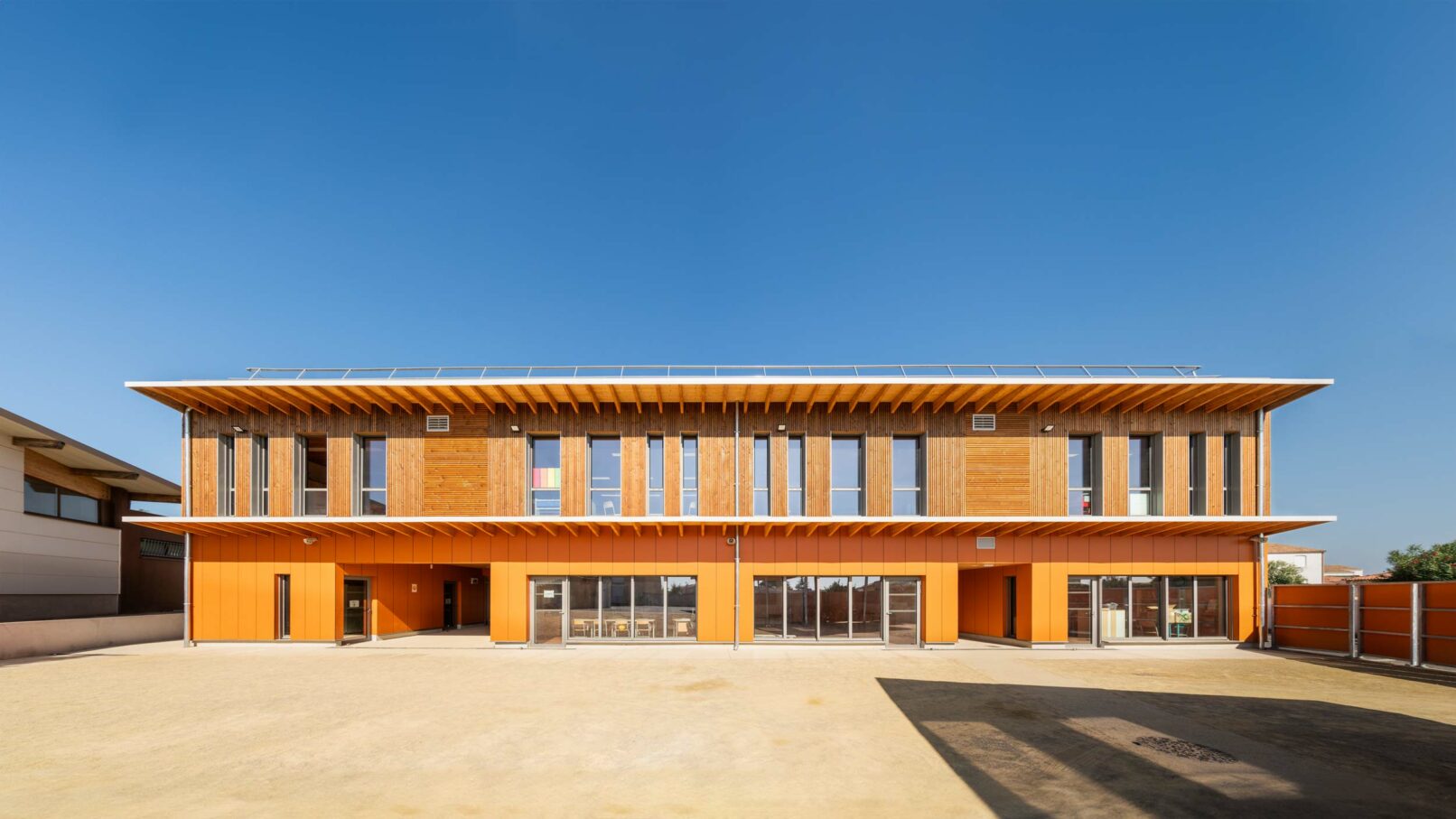 Façade d'une école élémentaire construite en bois