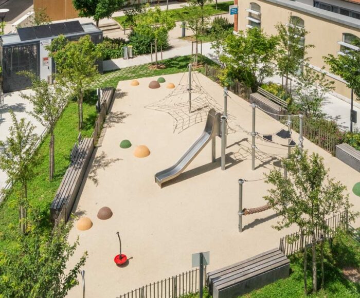 vue de drone des aménagements d’une aire de jeux arborée en ville