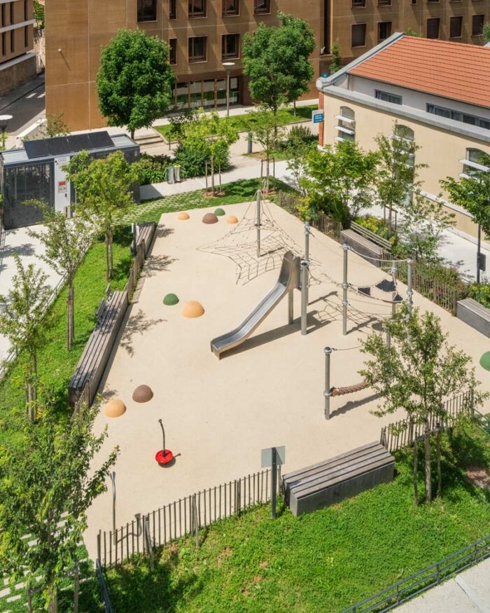 vue de drone des aménagements d’une aire de jeux arborée en ville