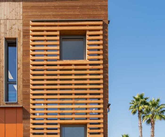 Façade d'une école élémentaire construite en bois