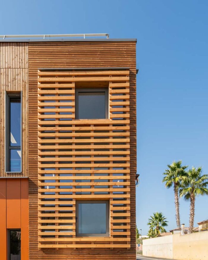 Façade d'une école élémentaire construite en bois
