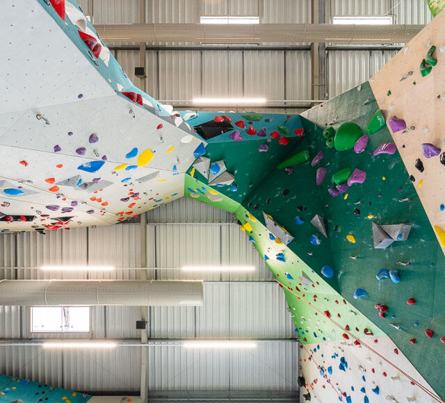 le plafond de la salle d'escalade du Vertical Park de Le Pontet