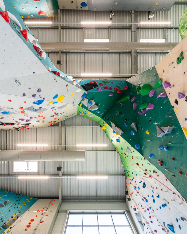 le plafond de la salle d'escalade du Vertical Park de Le Pontet